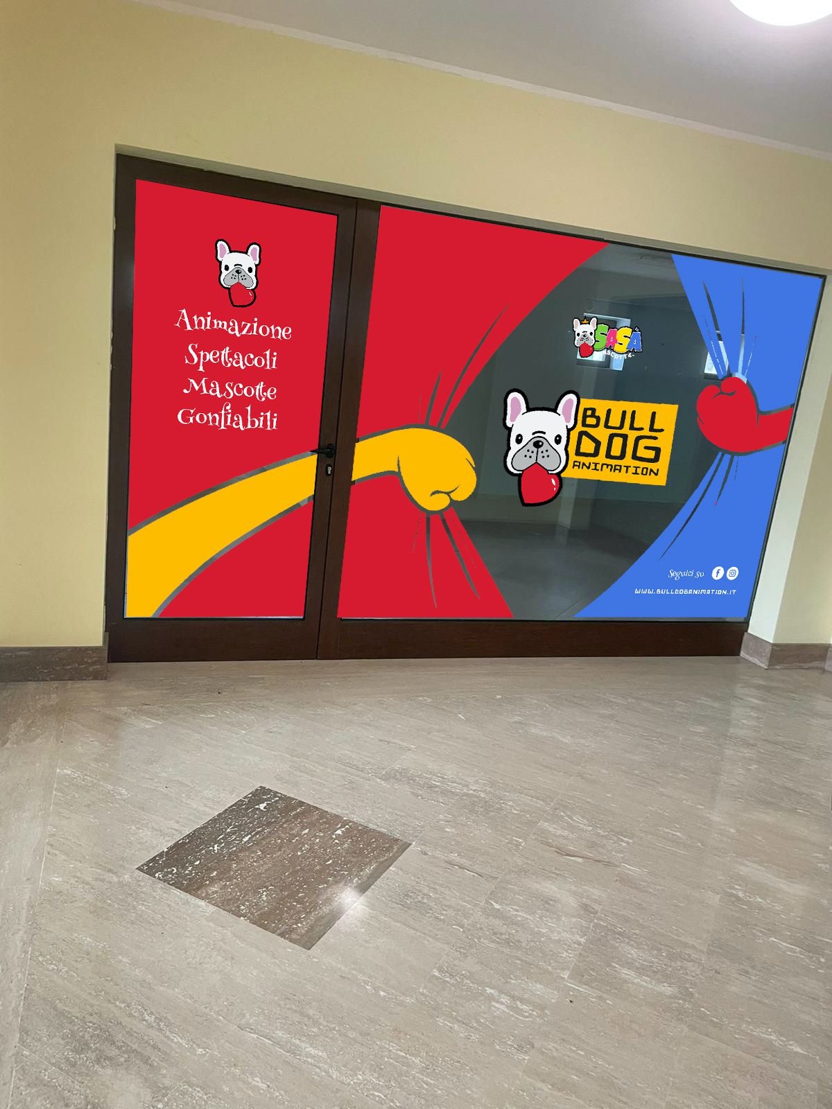 Ingresso dello studio Bulldog Animation con la vetrina rossa, gialla e blu